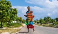 A masai man  dressed in traditional clothes walking on the road of Zanzibar island, Tanzania,  (©olegd/123RF.COM)