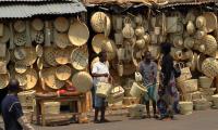 People at the Street market of Namitete in Malawi, (©hecke/123RF.COM)