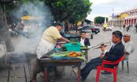 In Granada’s Central Park, you can enjoy traditional dishes (including vigorón) and music.  File swm