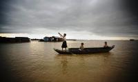 School children paddling down the Tonle Sap River. FAO