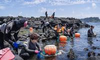 Female divers in Jeju perform shamanic rituals for Yeongdeung Halmang, the sea goddess. Photo: FAO/David Hogsholt